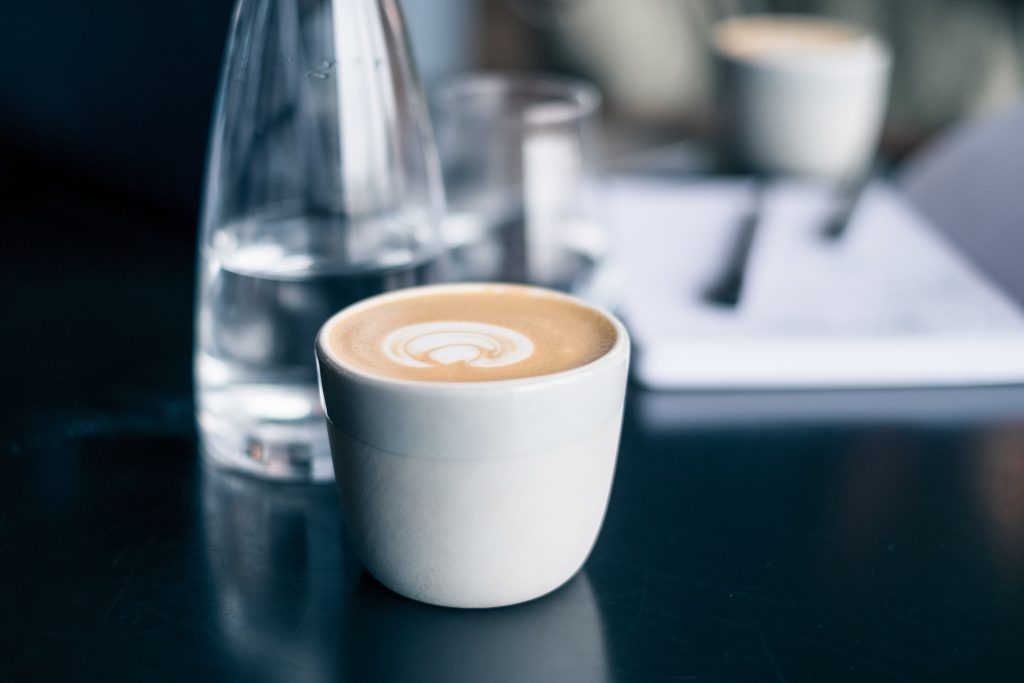 En kop kaffe placeret på et bord